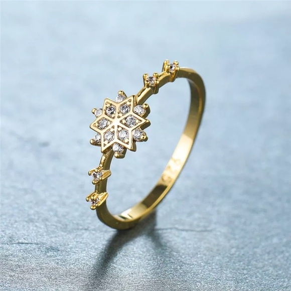 White Crystal Stone Zircon Thin Snowflake Ring - Picture 3 of 9